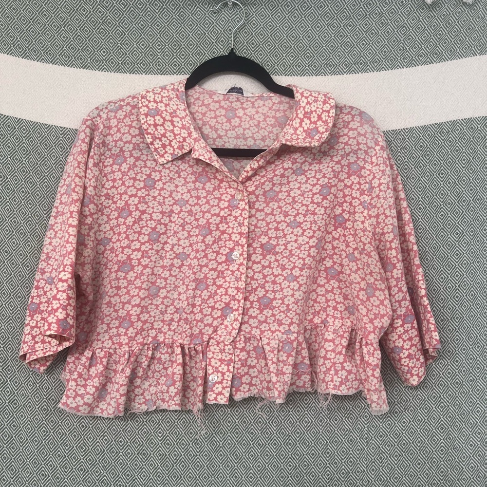 Cropped Pink Floral Button-Front Ruffle Hem Blouse